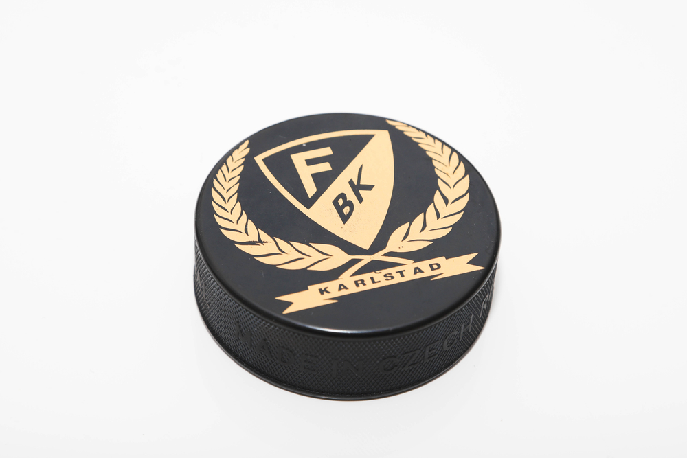 En ishockeypuck prydd med Färjestads logo.
