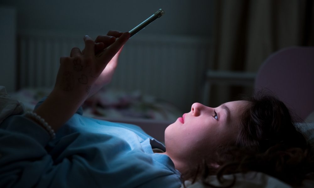 Pojke med mobiltelefon